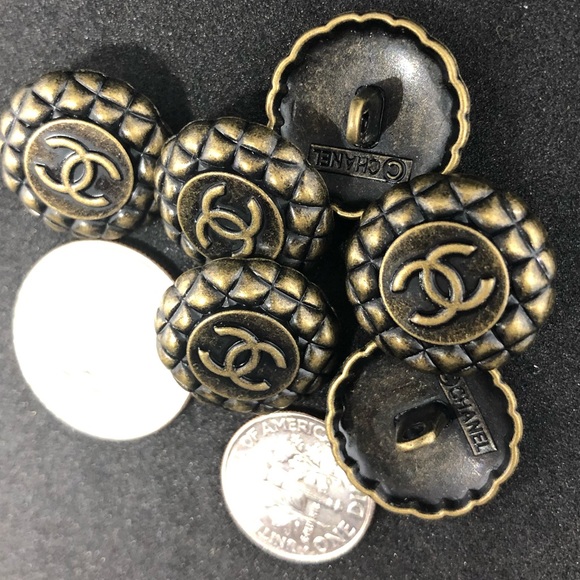 Chanel round buttons. - Picture 3 of 3